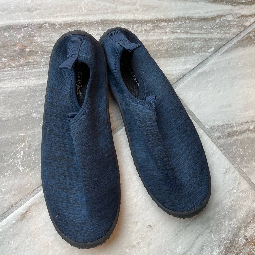 Cat & Jack water shoes sz 6